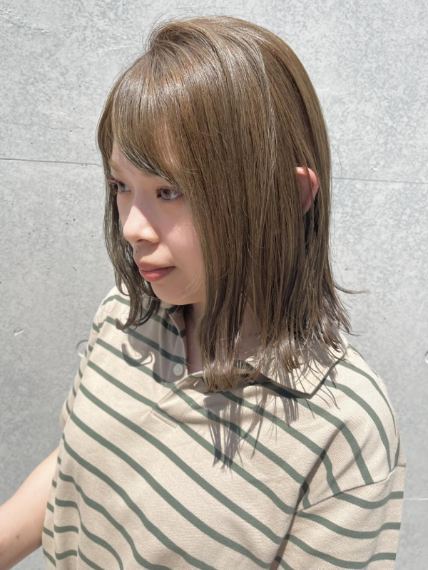 赤味に抑えた“ミントベージュ”
