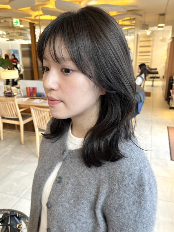 流れる顔周りカット“くびれミディアム”【若月情】｜美容院の最新記事
