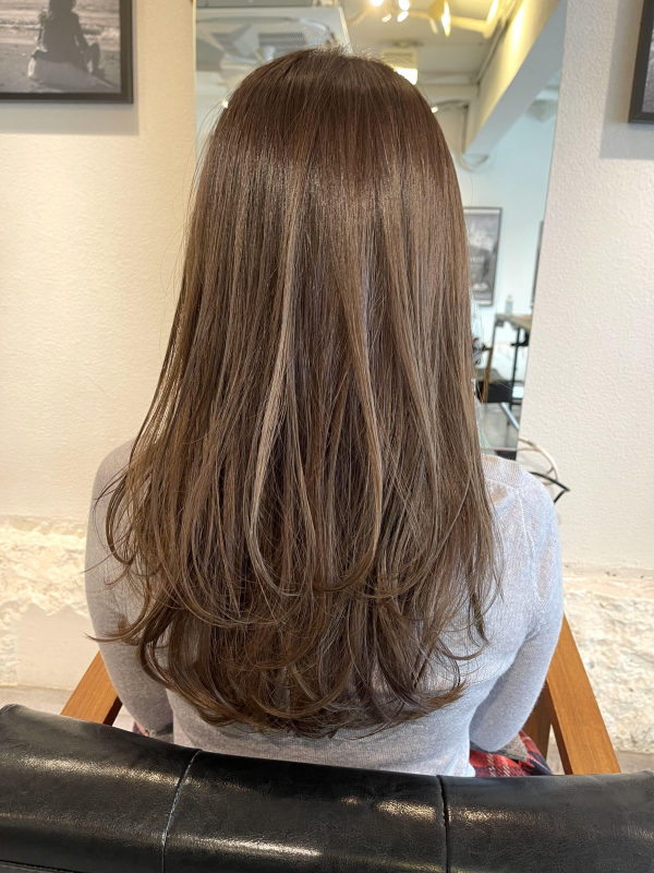 レイヤーカットで動きのあるヘアに！
