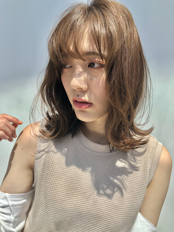 イメチェンで大人可愛く ミディアムヘア 外ハネで作る簡単アレンジ方法 青山にある美容院 美容室 Hair Lounge Beach ヘアラウンジ ビーチ
