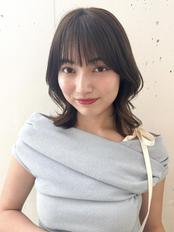 透け感グレージュ外ハネミディアムくびれヘア