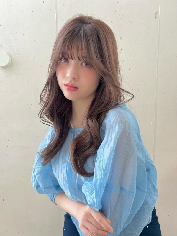 ロングレイヤーカットくびれヘア透け感ベージュカラー