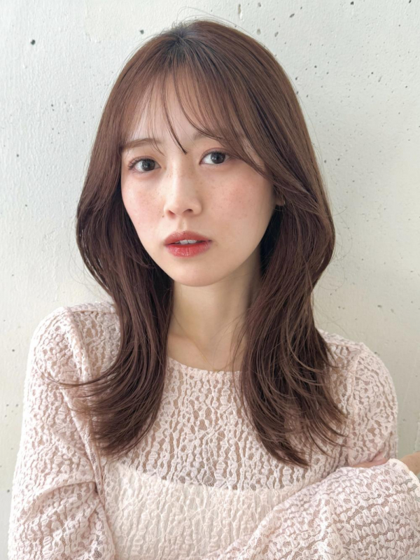 柔らかピンクベージュ外ハネミディアムくびれヘア