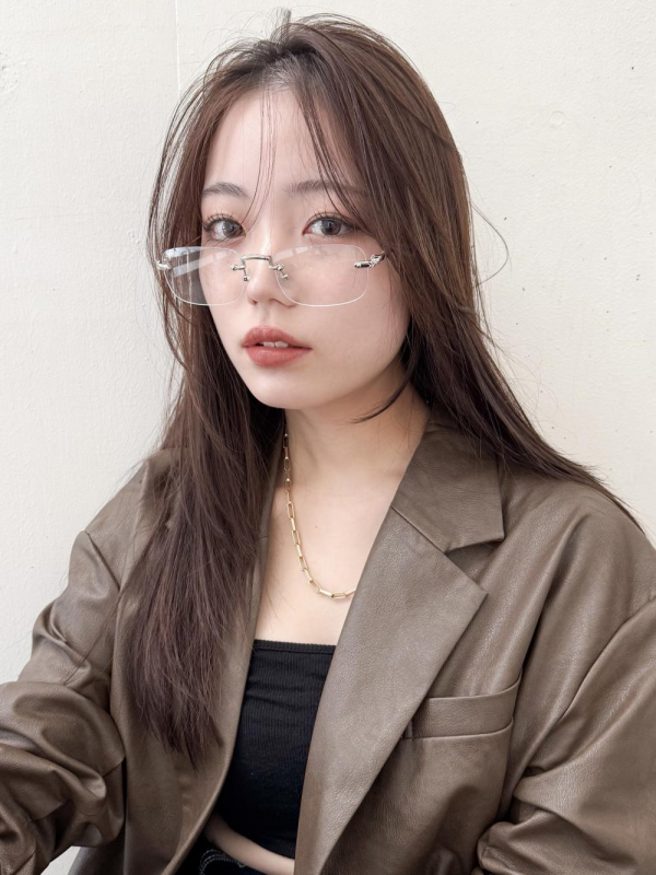 柔らかベージュロングレイヤーかきあげバングストレートヘア