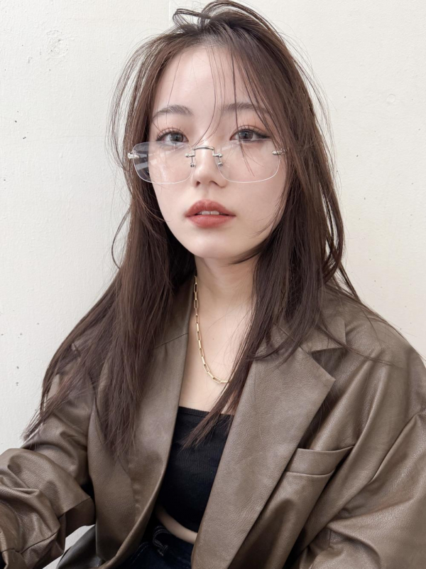 柔らかベージュロングレイヤーかきあげバングストレートヘア