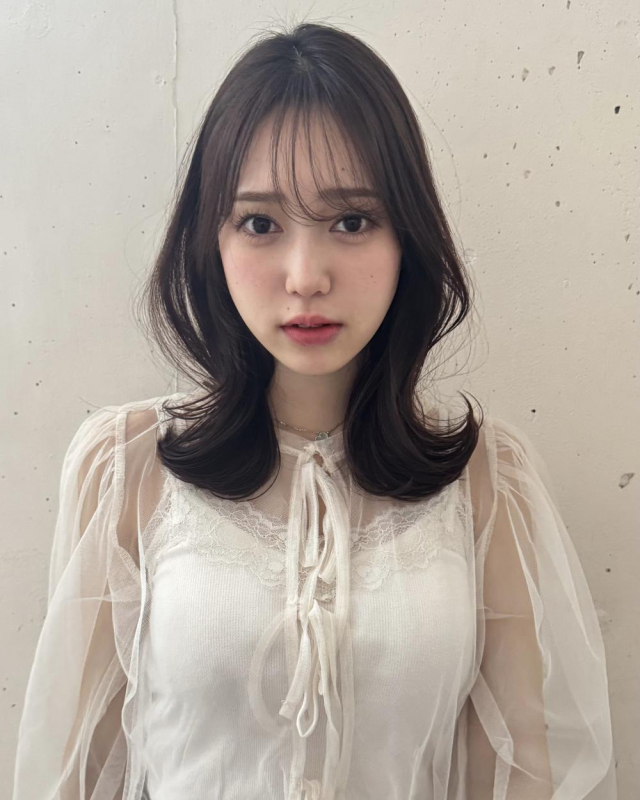 柔らかく透けるマロングレージュ外ハネくびれヘア