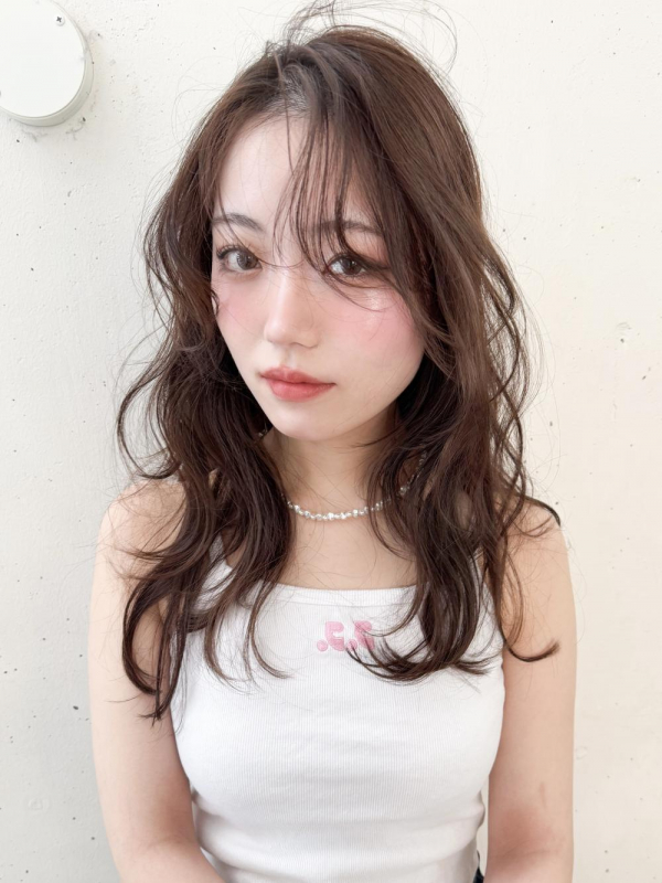 ニュアンスロングパーマかきあげバング柔らかベージュ