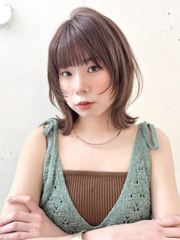 柔らかベージュ顔まわりレイヤーくびれはねミディ