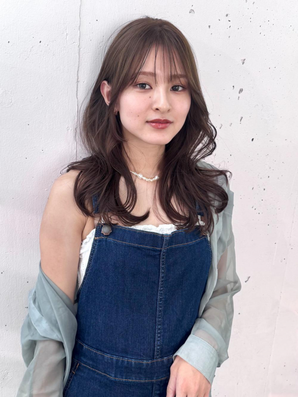 柔らかく透けるオリーブベージュくびれロングレイヤー
