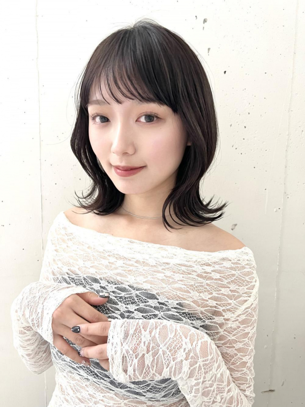 透明感グレージュ外ハネミディアムヘア