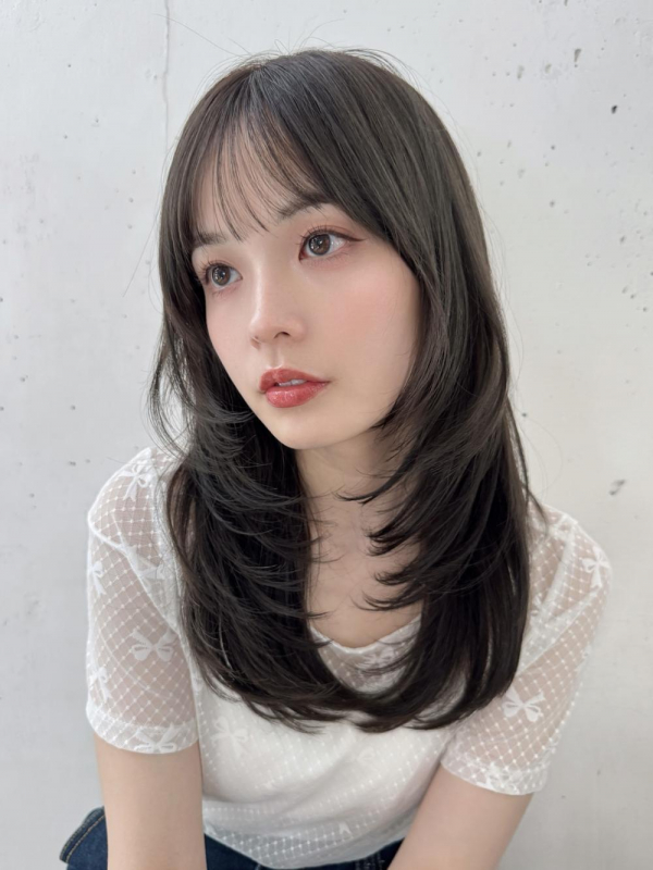 レイヤーカット透明感オリーブグレージュカラー