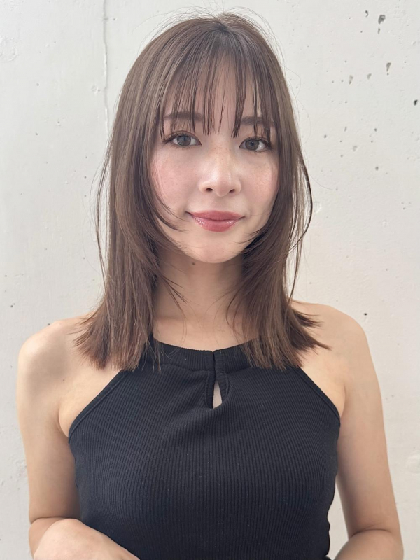 ミディアムストレートフェイスレイヤー柔らかベージュ