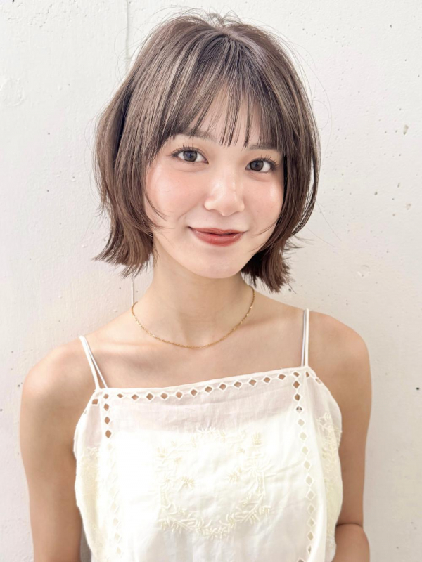 外はねミニボブフェイスレイヤー柔らかベージュ