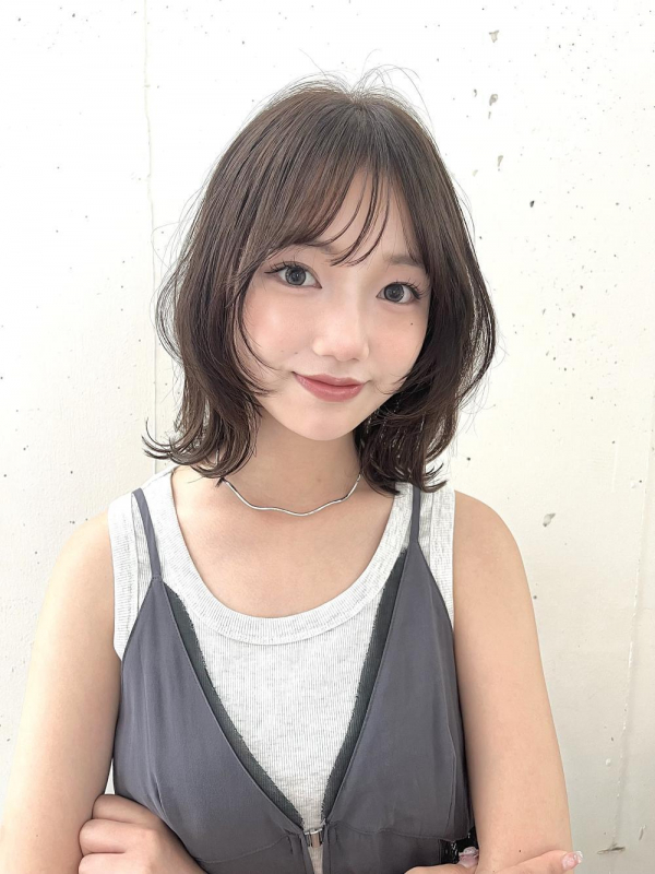 外ハネフェイスレイヤー顔まわりカット