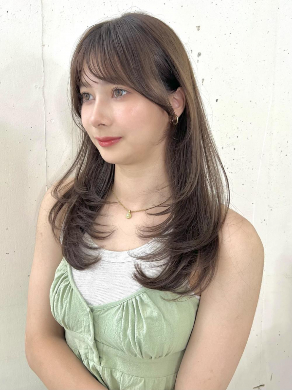 ふわっと動くレイヤーカットオリーブベージュ
