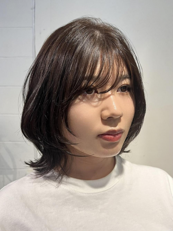 アッシュカラーシースルーバングおしゃれ女子ウルフヘア