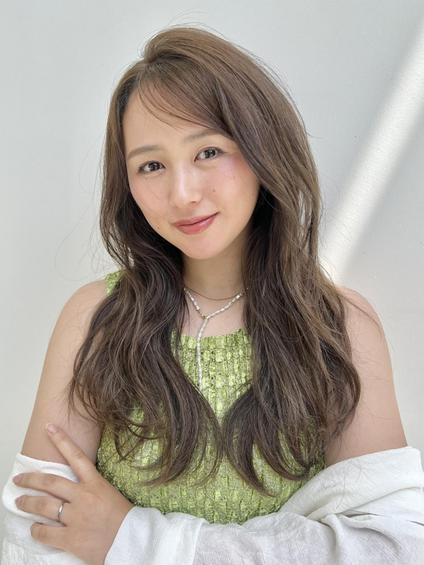 シースルーバングニュアンスカラーウェーブヘア
