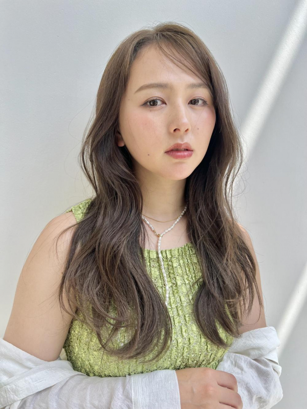 韓国風シースルーバングニュアンスカラーウェーブヘア