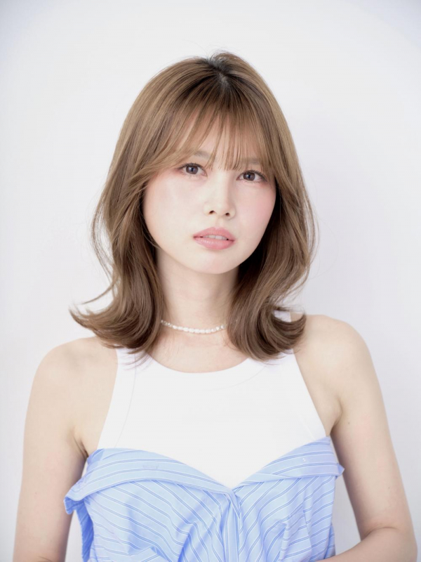 ミルクティーベージュ小顔ヘア外ハネレイヤーボブ