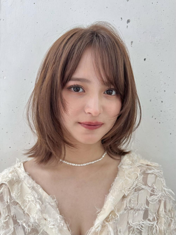 顔まわりミルクティーベージュ外ハネレイヤーボブ