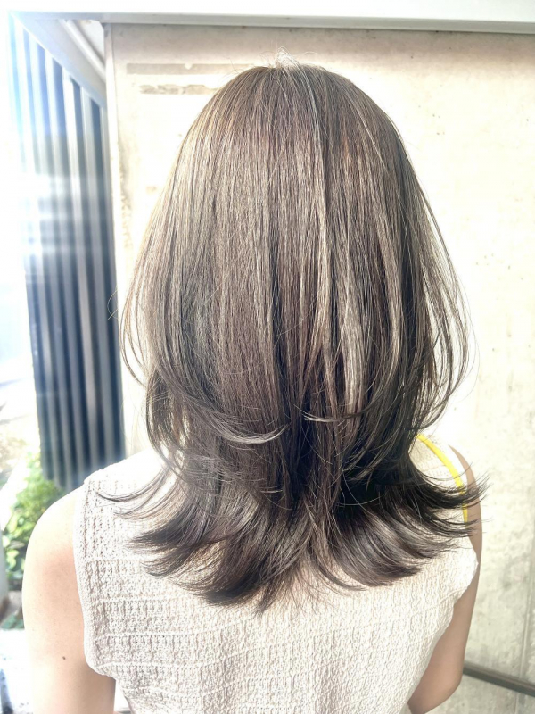 外ハネレイヤーボブくびれヘアミルクティーベージュ