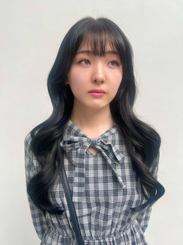 韓国風レイヤーウェーブヘア透明感アッシュカラー